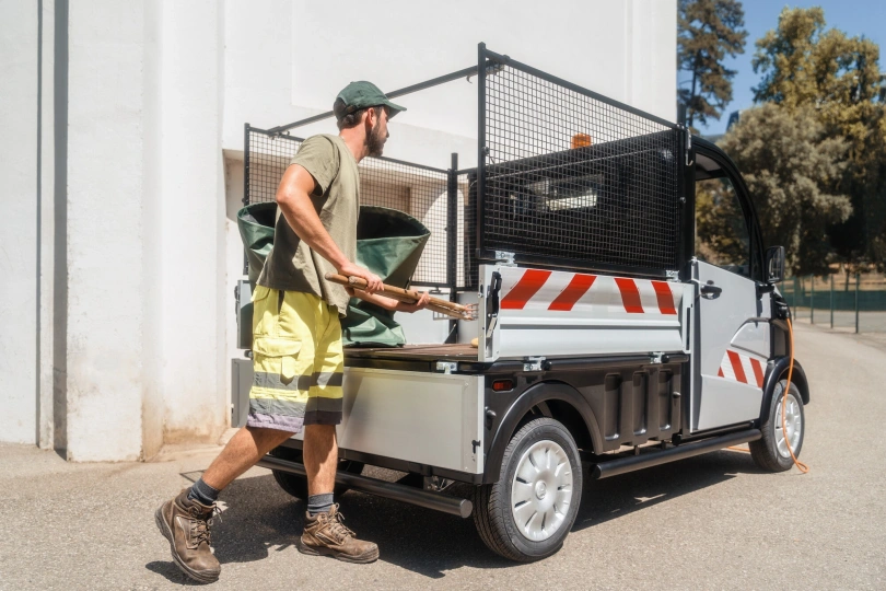 Automobiliai, kuriems vairuoti nereikia vairuotojo pažymėjimo, AIXAM E-Truck E-truck plateau ridelles 2.jpg