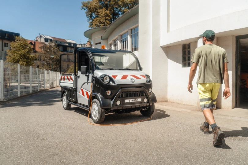 Automobiliai, kuriems vairuoti nereikia vairuotojo pažymėjimo, AIXAM E-Truck E-truck plateau ridelles 3.jpg